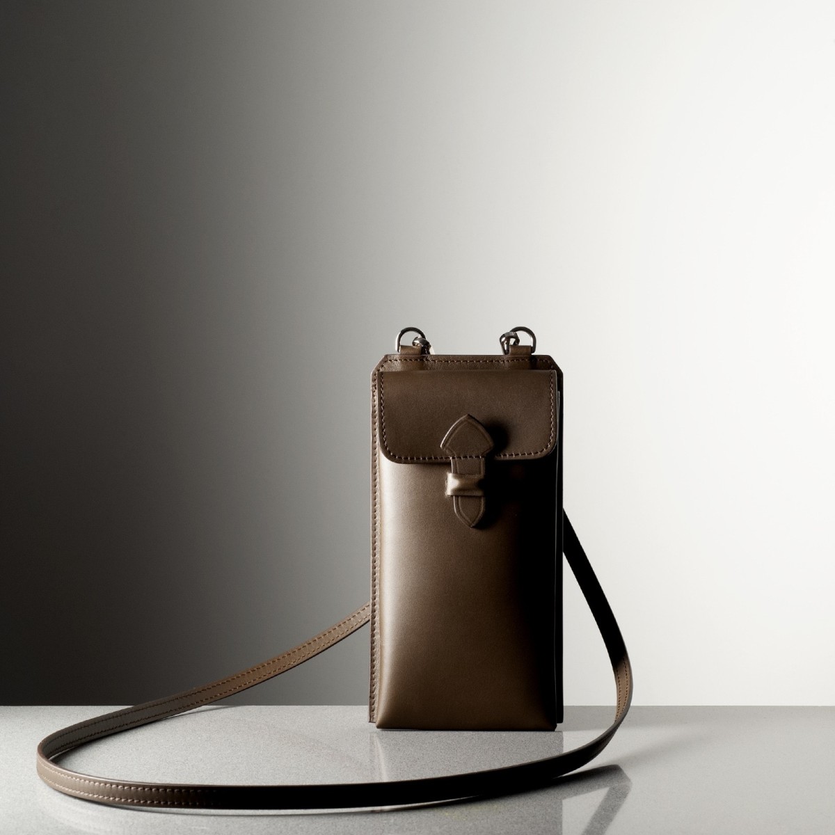 LEONARDO GM - porte téléphone en cuir fabriqué à la main en Italie