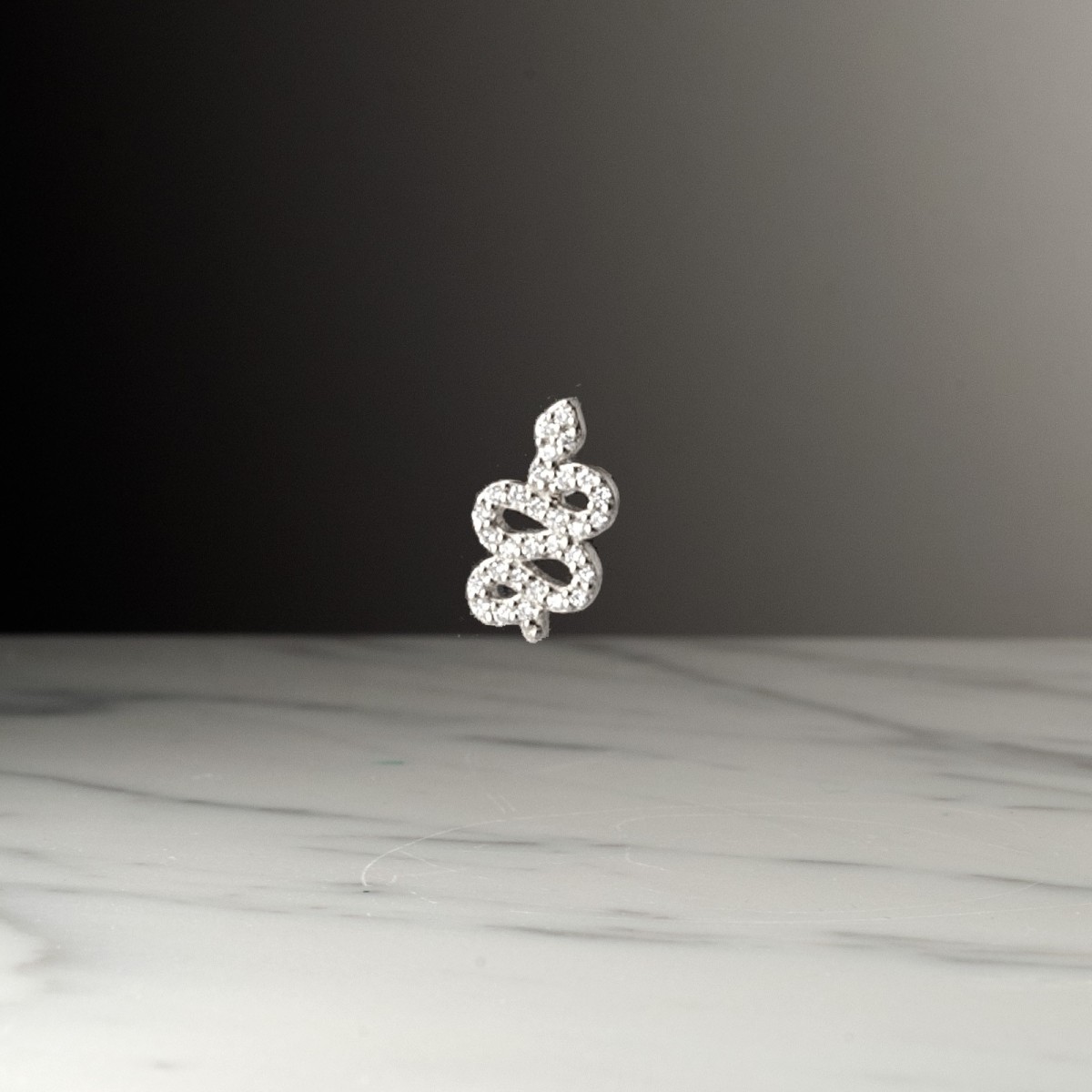 SERPENT 2093 DIAMANT BLANC - Boucle d’oreille fabriquée à la main